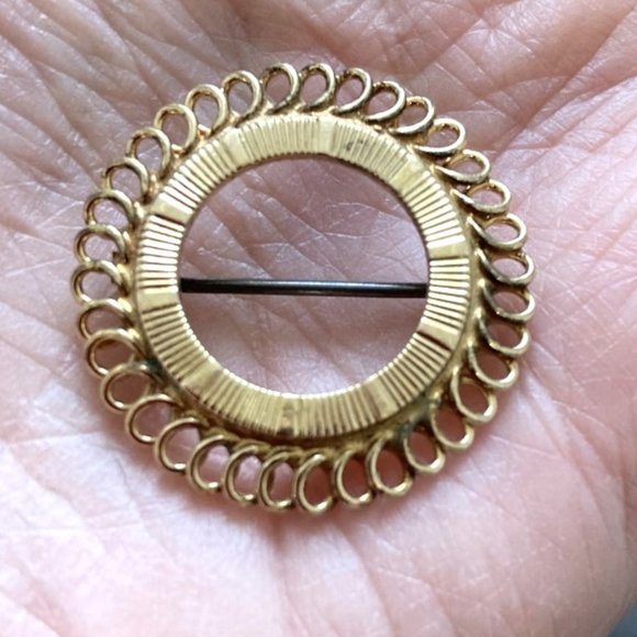 Vintage gold filled brooch and earring pairing - Picture 2 of 5